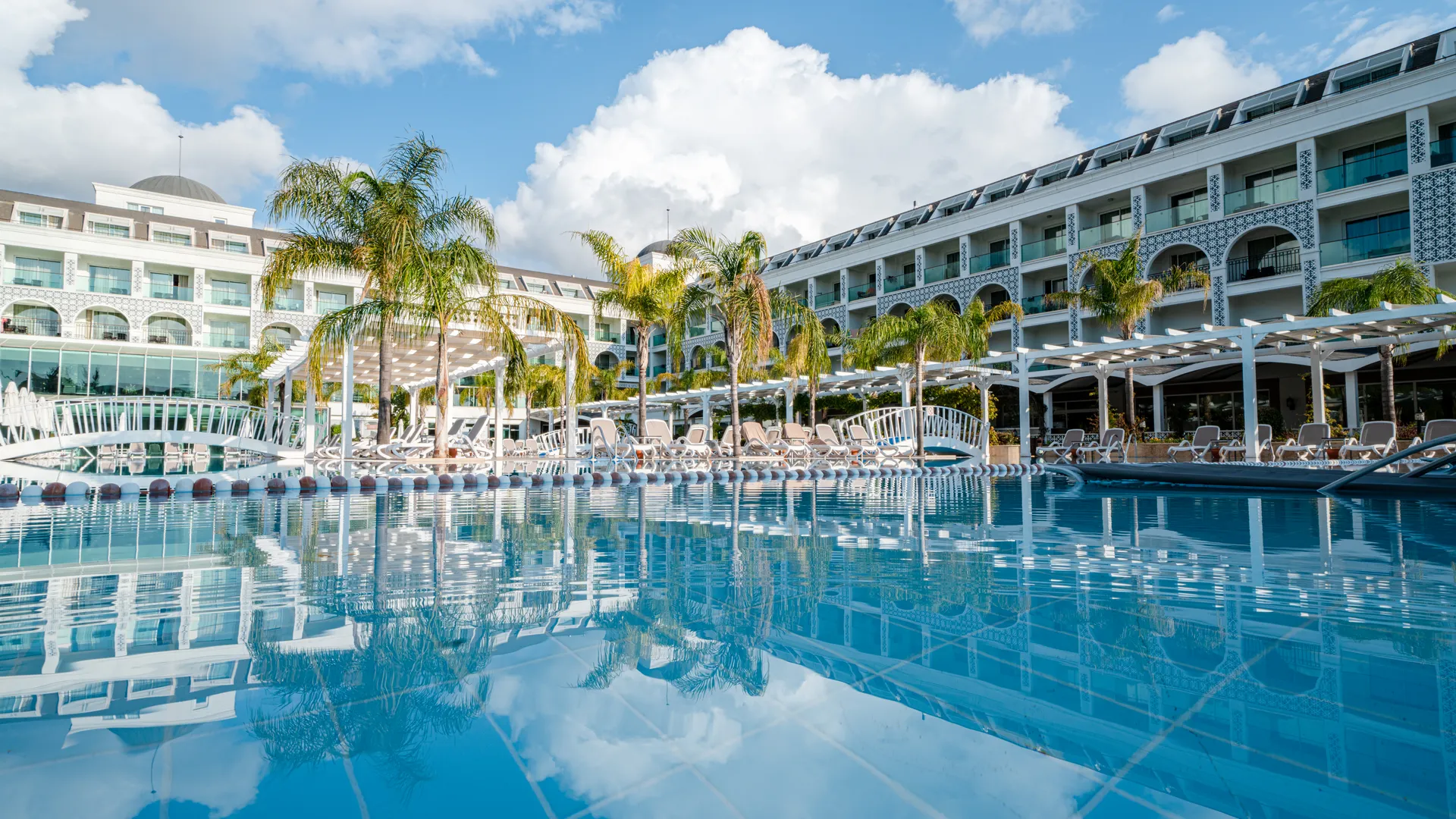 Karmir Resort & Spa