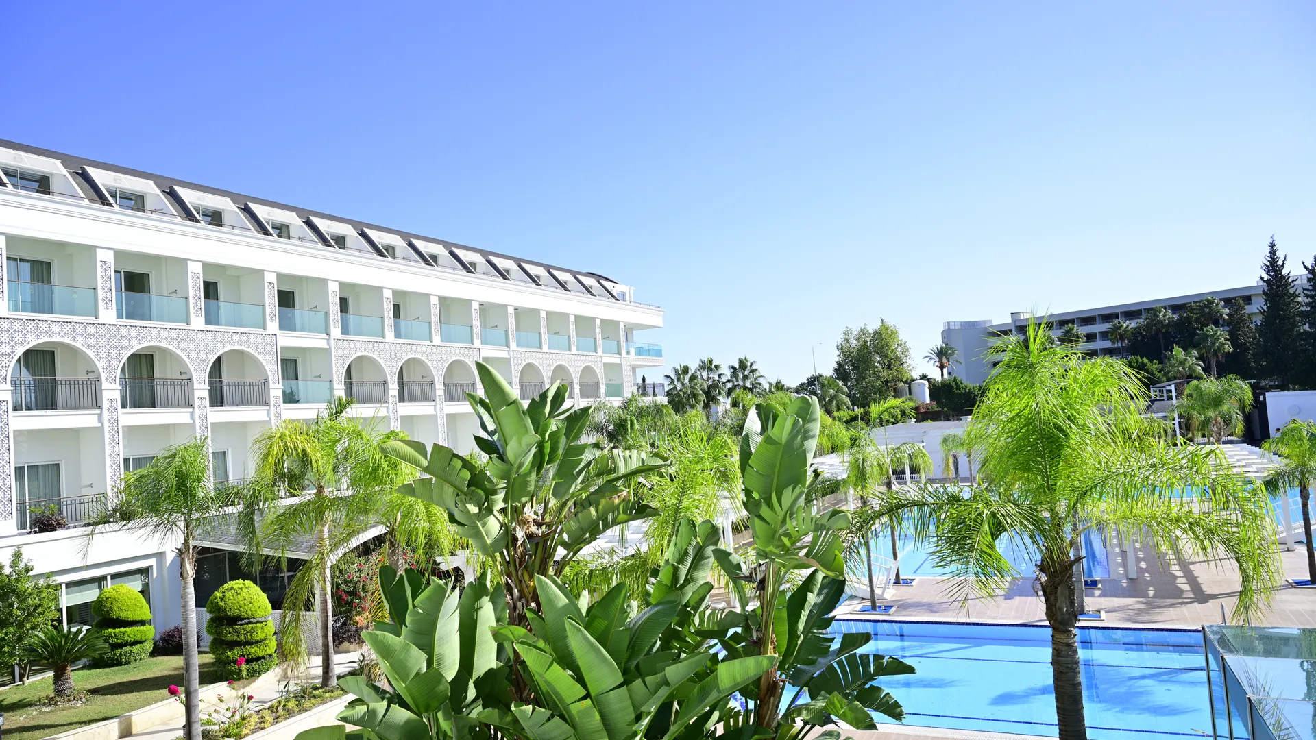 Karmir Resort & Spa