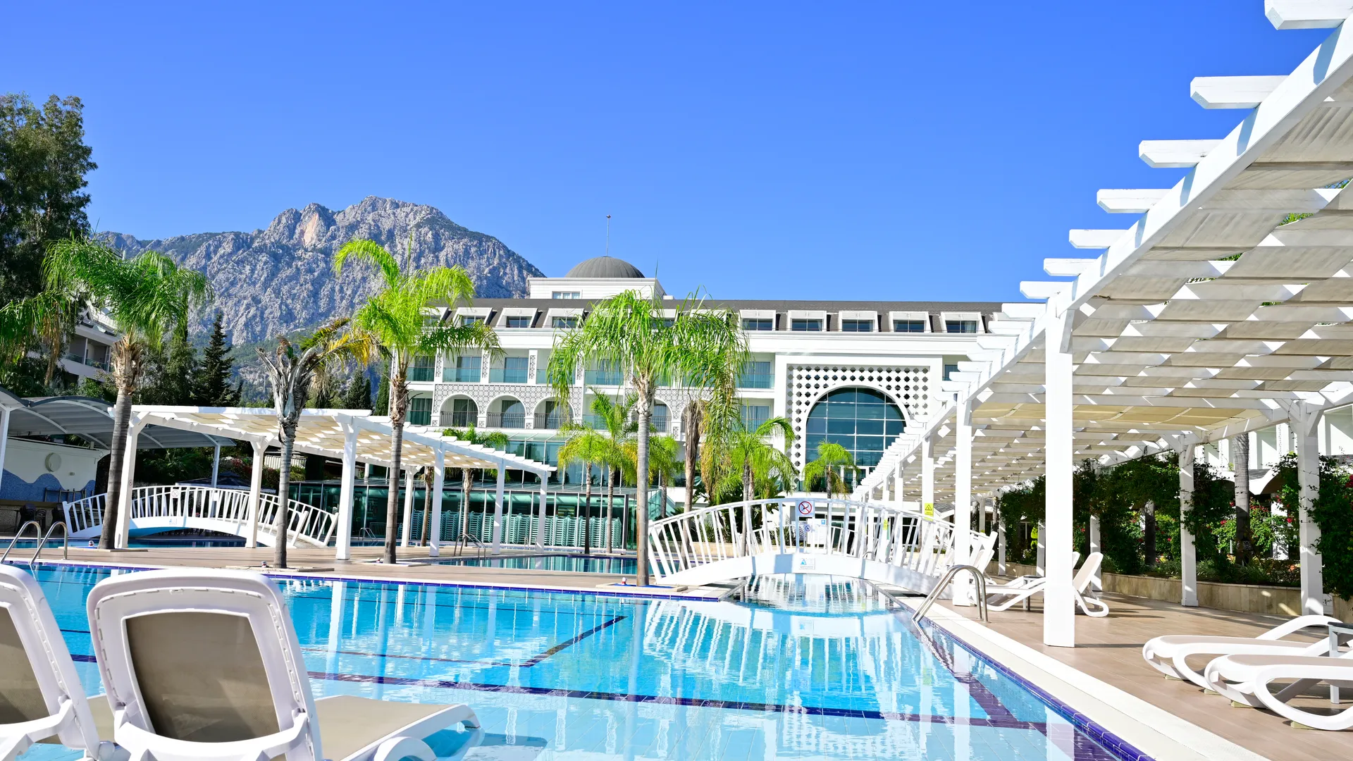 Karmir Resort & Spa