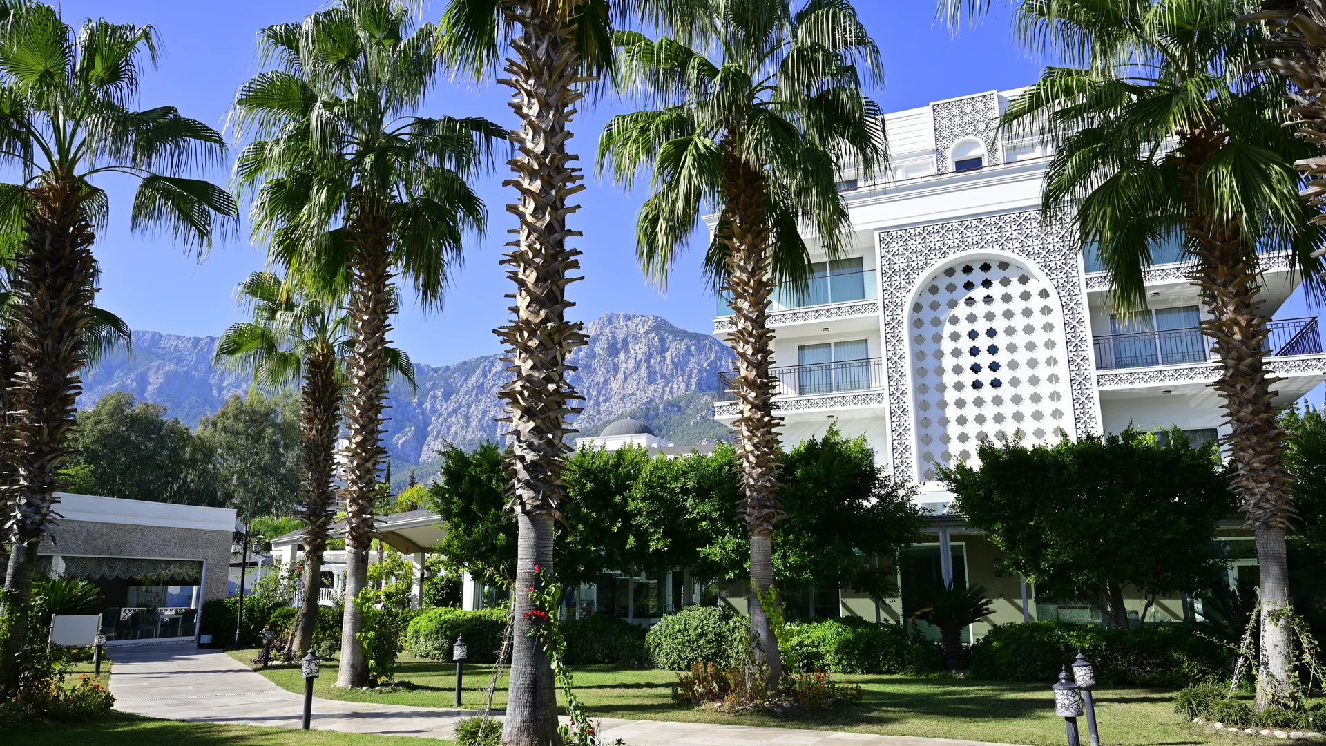 Karmir Resort & Spa