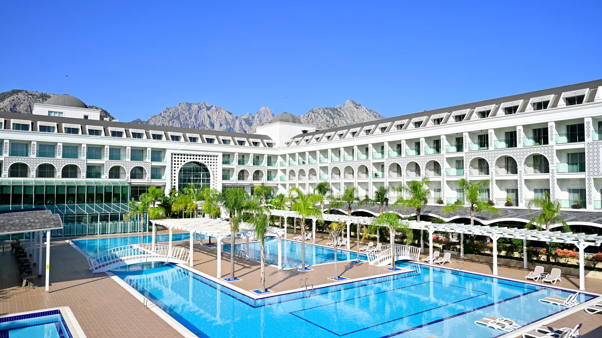 Karmir Resort & Spa