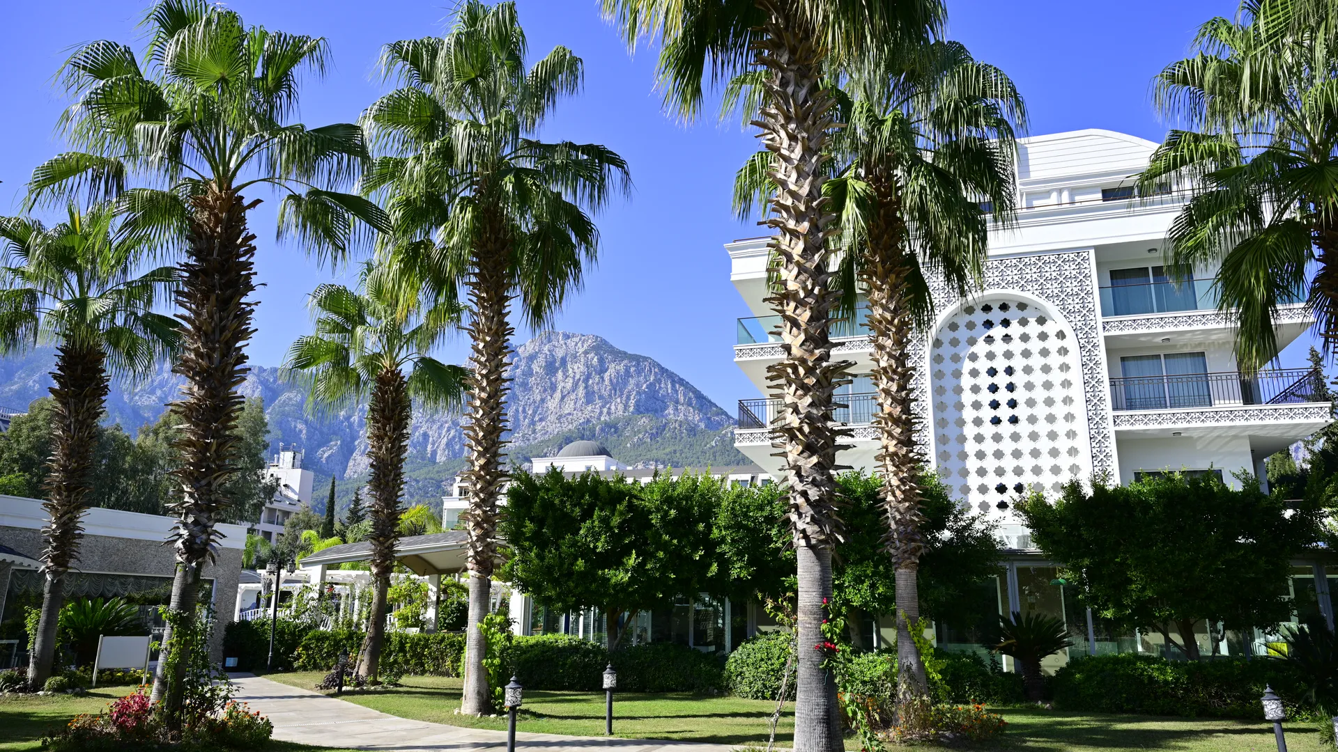 Karmir Resort & Spa