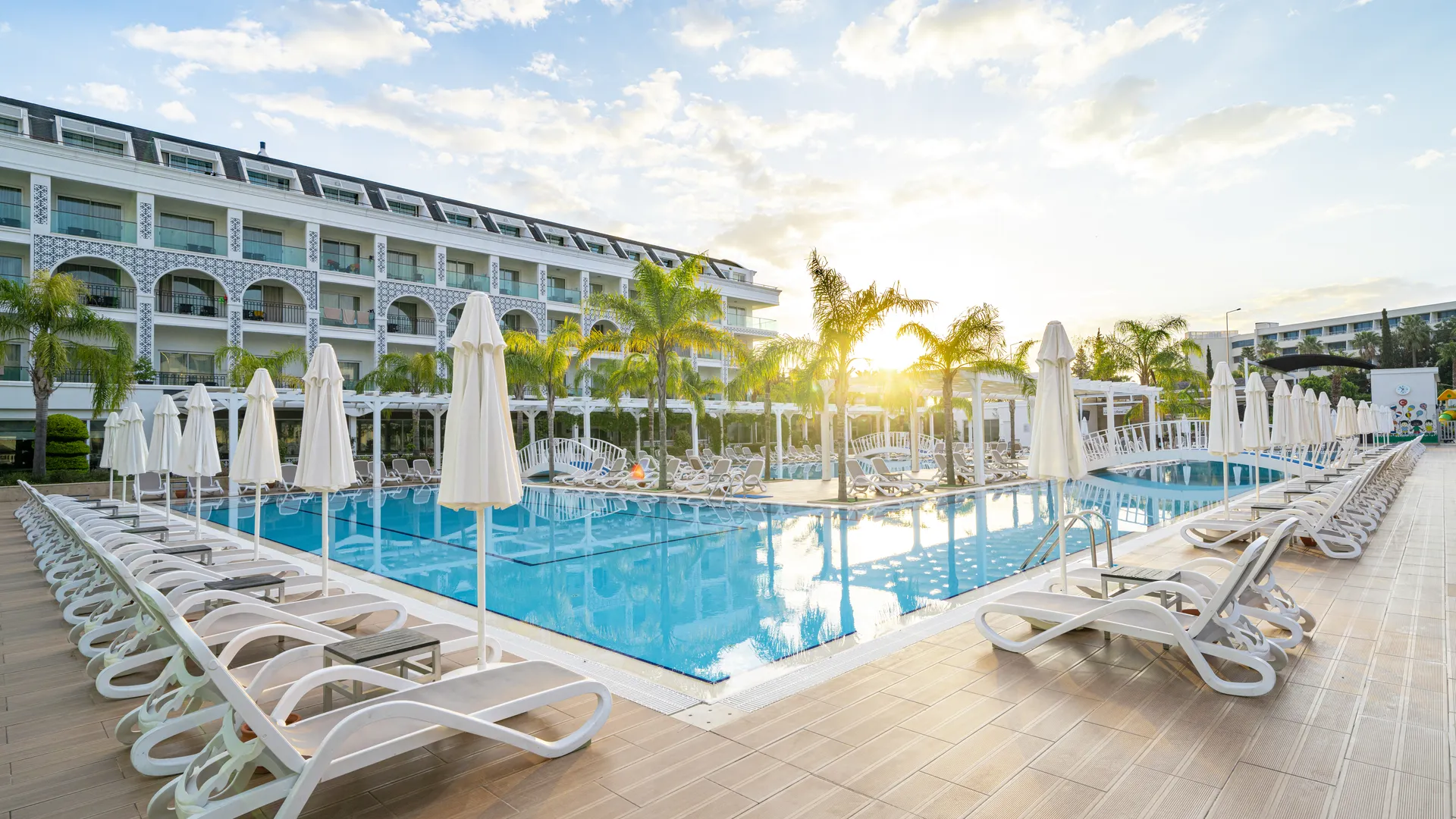 Karmir Resort & Spa