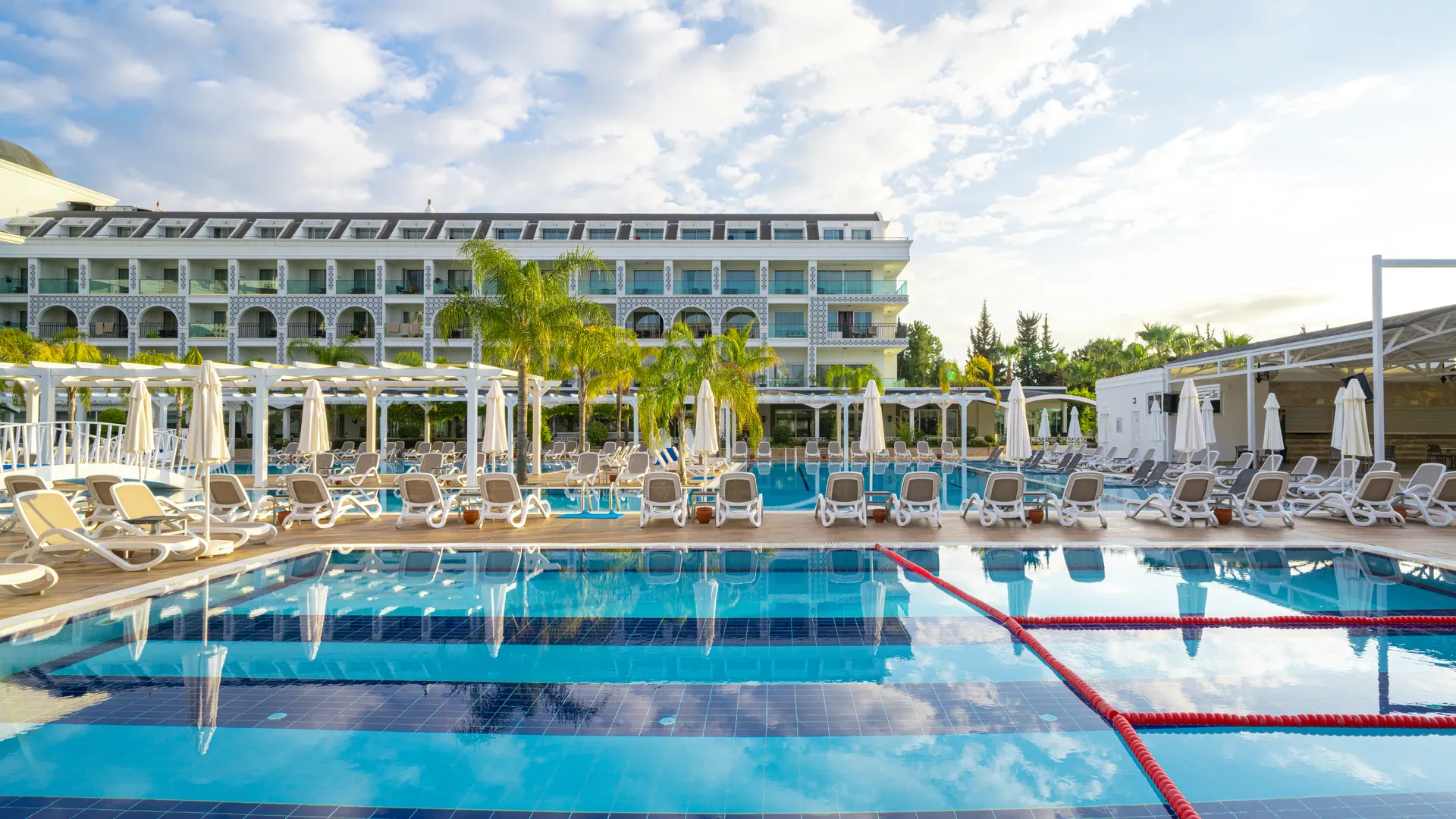 Karmir Resort & Spa