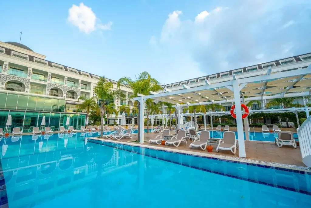 karmir resort spa hotel havuz plaj6 scaled 1